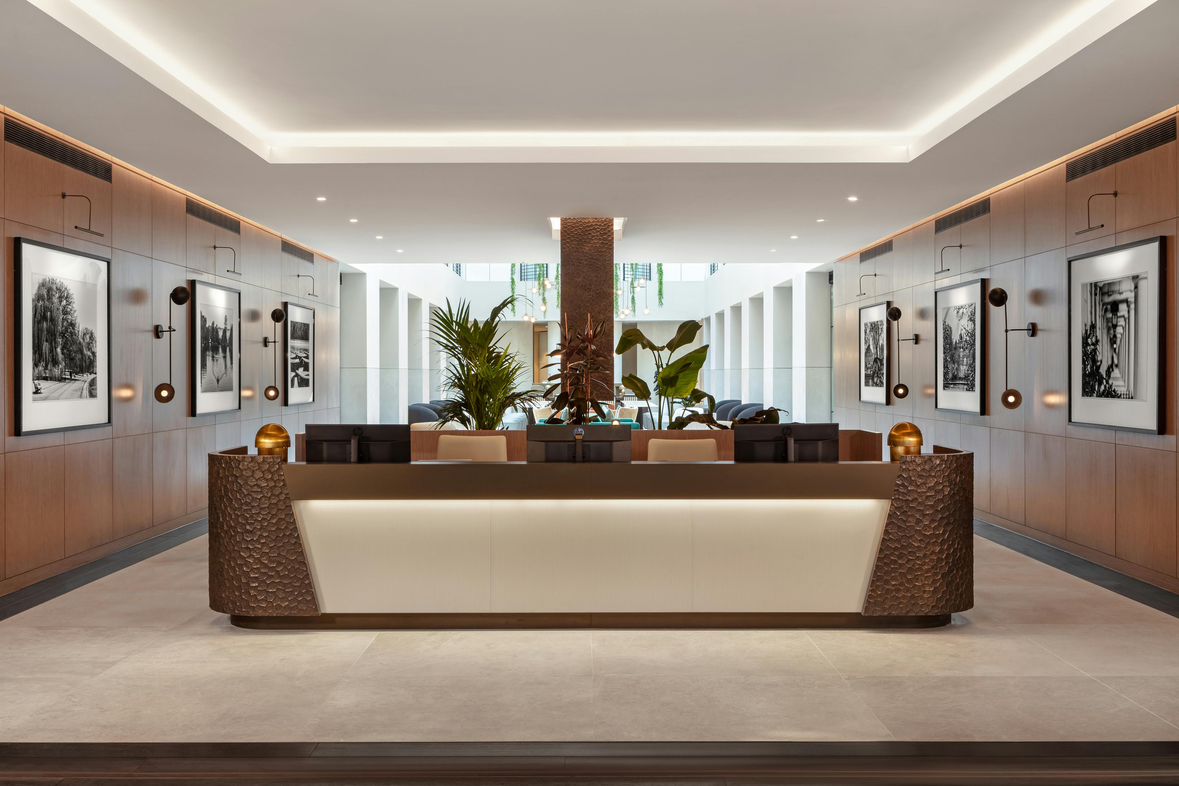 MAWD one knightsbridge Desk